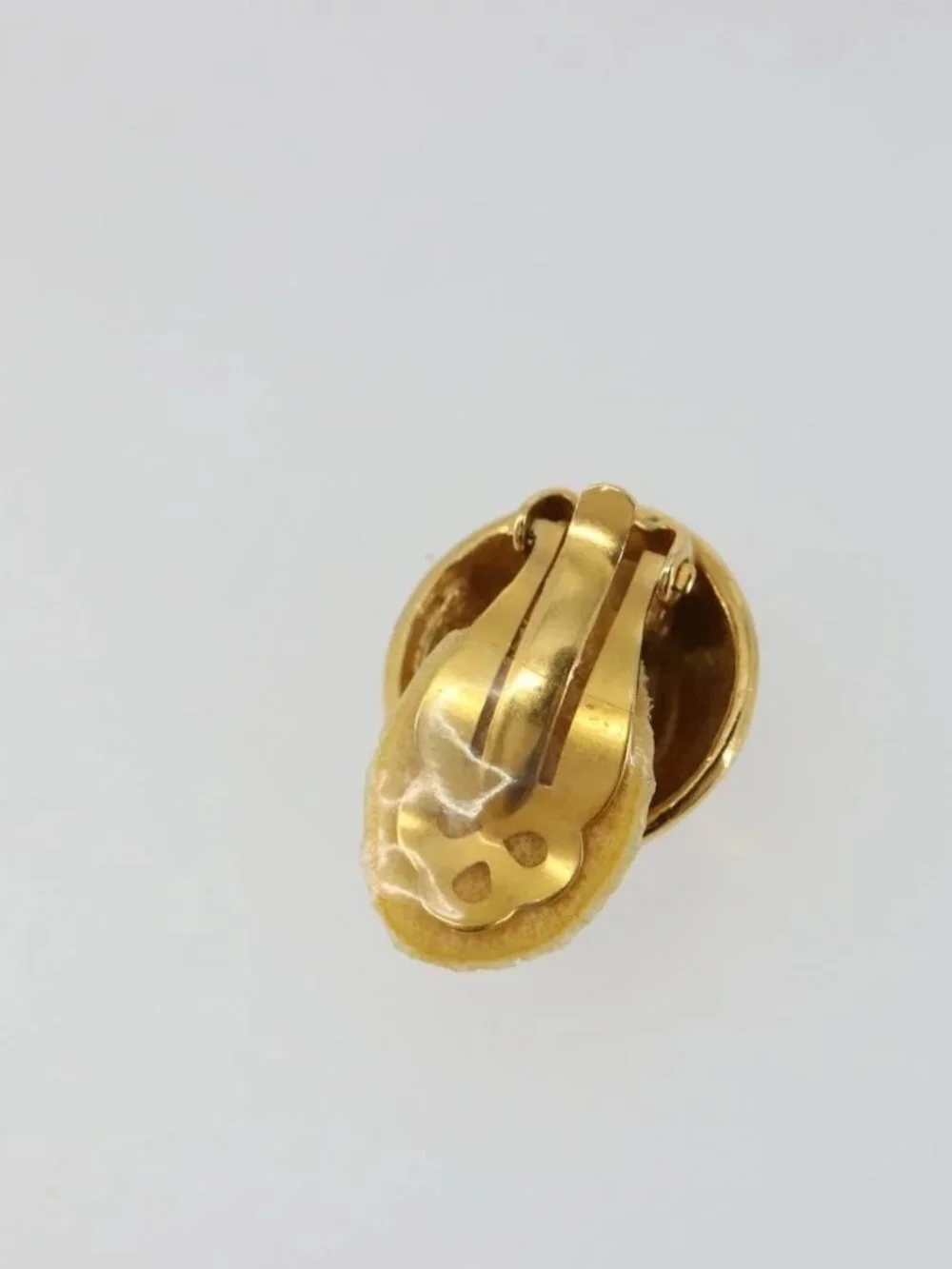 CHANEL brand	chanel color	gold